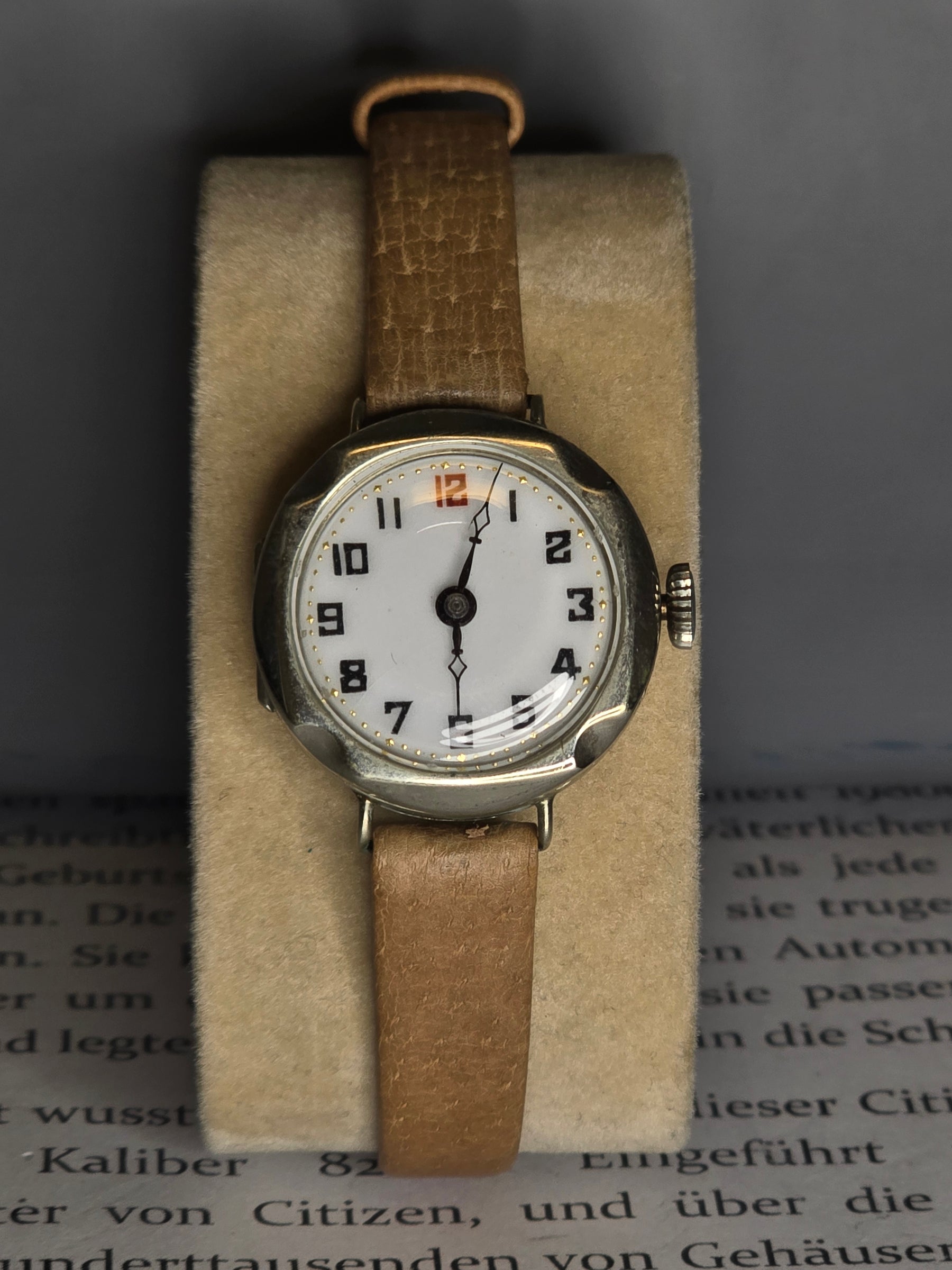 Frühe Armbanduhr · Emailzifferblatt · um 1910