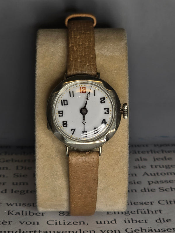 Frühe Armbanduhr · Emailzifferblatt · um 1910